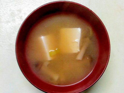 コレステロール対策☆しめじと豆腐の味噌汁